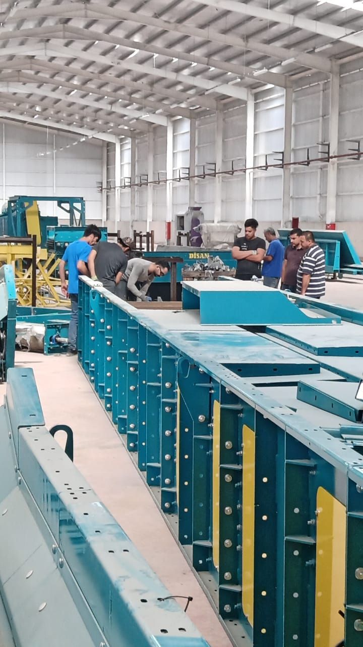 عمال على خط الفرز داخل مصنع المفيد العالمية